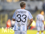 22.08.2026, Fussball DFB-Pokal 2026/27, 1.Runde, TSV 1860 München - Holstein Kiel, im Stadion an der Grünwalderstrasse in München, Lasse Faßmann (TSV 1860 München) auf dem Trikot-Rücken sind die Namen des Terroranschlages im OEZ München aufgedruckt, an den durch das Sondertrikot erinnern soll.