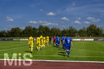 23.08.2026, Fussball Bezirksliga Schwaben Süd 2026/27, 6.Spieltag, FC Bad Wörishofen - FC Thalhofen, im Stadion Bad Wörishofen. Einlaufen der beiden Mannschaften unter blauem Himmel.