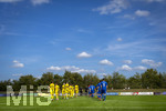 23.08.2026, Fussball Bezirksliga Schwaben Süd 2026/27, 6.Spieltag, FC Bad Wörishofen - FC Thalhofen, im Stadion Bad Wörishofen. Einlaufen der beiden Mannschaften unter blauem Himmel.