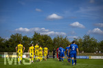 23.08.2026, Fussball Bezirksliga Schwaben Süd 2026/27, 6.Spieltag, FC Bad Wörishofen - FC Thalhofen, im Stadion Bad Wörishofen. Einlaufen der beiden Mannschaften unter blauem Himmel.