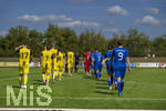 23.08.2026, Fussball Bezirksliga Schwaben Süd 2026/27, 6.Spieltag, FC Bad Wörishofen - FC Thalhofen, im Stadion Bad Wörishofen. Einlaufen der beiden Mannschaften unter blauem Himmel.