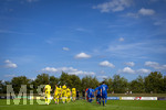 23.08.2026, Fussball Bezirksliga Schwaben Süd 2026/27, 6.Spieltag, FC Bad Wörishofen - FC Thalhofen, im Stadion Bad Wörishofen. Einlaufen der beiden Mannschaften unter blauem Himmel.