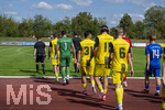 23.08.2026, Fussball Bezirksliga Schwaben Süd 2026/27, 6.Spieltag, FC Bad Wörishofen - FC Thalhofen, im Stadion Bad Wörishofen. Einlaufen der beiden Mannschaften unter blauem Himmel.