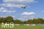23.08.2026, Fussball Bezirksliga Schwaben Süd 2026/27, 6.Spieltag, FC Bad Wörishofen - FC Thalhofen, im Stadion Bad Wörishofen. Gelbes Motorsportflugzeug überfliegt den Sportplatz und landet am nahegelegenen Flugplatz, 
