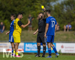 23.08.2026, Fussball Bezirksliga Schwaben Süd 2026/27, 6.Spieltag, FC Bad Wörishofen - FC Thalhofen, im Stadion Bad Wörishofen.  2.v.re: Schiedsrichter Patrick Höpfler zeigt Ilir Hajra (BAd Wörishofen) die gelbe Karte. li: Kevin Volland (Thalhofen) 
