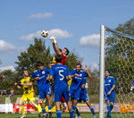 23.08.2026, Fussball Bezirksliga Schwaben Süd 2026/27, 6.Spieltag, FC Bad Wörishofen - FC Thalhofen, im Stadion Bad Wörishofen. Torwart Sebastian Hollenzer (Bad Wörishofen) boxt den Ball weg. 