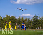 23.08.2026, Fussball Bezirksliga Schwaben Süd 2026/27, 6.Spieltag, FC Bad Wörishofen - FC Thalhofen, im Stadion Bad Wörishofen.  Motorsportflugzeug überfliegt den Sportplatz und landet am nahegelegenen Flugplatz, D-EHMB