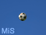 23.08.2026, Fussball Bezirksliga Schwaben Süd 2026/27, 6.Spieltag, FC Bad Wörishofen - FC Thalhofen, im Stadion Bad Wörishofen. Der Spielball von Adidas fliegt anscheinend über den Wolken durch die Luft.