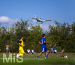 23.08.2026, Fussball Bezirksliga Schwaben Süd 2026/27, 6.Spieltag, FC Bad Wörishofen - FC Thalhofen, im Stadion Bad Wörishofen.  Motorsportflugzeug überfliegt den Sportplatz und landet am nahegelegenen Flugplatz,