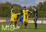 23.08.2026, Fussball Bezirksliga Schwaben Süd 2026/27, 6.Spieltag, FC Bad Wörishofen - FC Thalhofen, im Stadion Bad Wörishofen. re: Schiedsrichter Patrick Höpfler mit Kevin Volland, li: Robin Volland (Thalhofen)