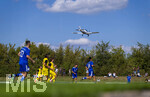 23.08.2026, Fussball Bezirksliga Schwaben Süd 2026/27, 6.Spieltag, FC Bad Wörishofen - FC Thalhofen, im Stadion Bad Wörishofen.  Motorsportflugzeug überfliegt den Sportplatz und landet am nahegelegenen Flugplatz,