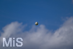 23.08.2026, Fussball Bezirksliga Schwaben Süd 2026/27, 6.Spieltag, FC Bad Wörishofen - FC Thalhofen, im Stadion Bad Wörishofen. Der Spielball von Adidas fliegt anscheinend über den Wolken durch die Luft.