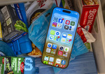 23.08.2026, Handys in der Sommerhitze, das Handy ist überhitzt und muss gekühlt werden. Hier im Gefrierfach vom Kühlschrank, das ist nicht empfehlenswert, wegen Schäden im Handy durch Kondenswasser.