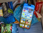 23.08.2026, Handys in der Sommerhitze, das Handy ist überhitzt und muss gekühlt werden. Hier im Gefrierfach vom Kühlschrank, das ist nicht empfehlenswert, wegen Schäden im Handy durch Kondenswasser.