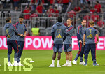28.08.2026, Fussball Bundesliga 2026/2027, 1.Spieltag, FC Bayern München - VfB Stuttgart, in der Allianz-Arena München,   Tom Bischof (Bayern München), Aleksandar Pavlovic (FC Bayern München) und Joshua Kimmich (FC Bayern München) vor dem Spiel.


