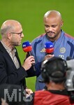 28.08.2026, Fussball Bundesliga 2026/2027, 1.Spieltag, FC Bayern München - VfB Stuttgart, in der Allianz-Arena München,   Sky Moderator Patrick Wasserzieher (Deutschland) im Gespräch mit Trainer Vincent Kompany (FC Bayern München) 


