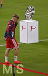 28.08.2026, Fussball Bundesliga 2026/2027, 1.Spieltag, FC Bayern München - VfB Stuttgart, in der Allianz-Arena München,   Lennart Karl (FC Bayern München) mit der Meisterschale.


