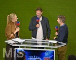 28.08.2026, Fussball Bundesliga 2026/2027, 1.Spieltag, FC Bayern München - VfB Stuttgart, in der Allianz-Arena München,   v.l. Britta Hofmann (Deutcshland) mit Trainer Jürgen Klopp (Deutschland) und Thomas Hitzelsperger (Deutschland).


