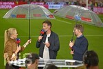 28.08.2026, Fussball Bundesliga 2026/2027, 1.Spieltag, FC Bayern München - VfB Stuttgart, in der Allianz-Arena München,  v.l. Britta Hofmann (Deutschland),  Trainer Jürgen Klopp (Deutschland) und Thomas Hitzelsperger (Deutschland) mit Schirmen.


