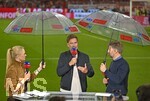 28.08.2026, Fussball Bundesliga 2026/2027, 1.Spieltag, FC Bayern München - VfB Stuttgart, in der Allianz-Arena München,  v.l. Britta Hofmann (Deutschland),  Trainer Jürgen Klopp (Deutschland) und Thomas Hitzelsperger (Deutschland) mit Schirmen.


