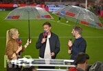 28.08.2026, Fussball Bundesliga 2026/2027, 1.Spieltag, FC Bayern München - VfB Stuttgart, in der Allianz-Arena München,  v.l. Britta Hofmann (Deutschland),  Trainer Jürgen Klopp (Deutschland) und Thomas Hitzelsperger (Deutschland) mit Schirmen.


