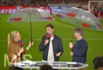 28.08.2026, Fussball Bundesliga 2026/2027, 1.Spieltag, FC Bayern München - VfB Stuttgart, in der Allianz-Arena München,  v.l. Britta Hofmann (Deutschland),  Trainer Jürgen Klopp (Deutschland) und Thomas Hitzelsperger (Deutschland) mit Schirmen.


