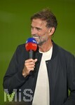 28.08.2026, Fussball Bundesliga 2026/2027, 1.Spieltag, FC Bayern München - VfB Stuttgart, in der Allianz-Arena München, Trainer Jürgen Klopp (Deutschland) am Mikorfon


