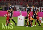 28.08.2026, Fussball Bundesliga 2026/2027, 1.Spieltag, FC Bayern München - VfB Stuttgart, in der Allianz-Arena München,   Schiedsrichter Sören Storks (Velen) geht an der Schale vorbei.


