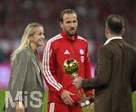 28.08.2026, Fussball Bundesliga 2026/2027, 1.Spieltag, FC Bayern München - VfB Stuttgart, in der Allianz-Arena München,   
Gulia Gwinn und Harry Kane (beide, FC Bayern München) werden ausgezeichnet

