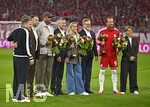 28.08.2026, Fussball Bundesliga 2026/2027, 1.Spieltag, FC Bayern München - VfB Stuttgart, in der Allianz-Arena München,   Gulia Gwinn, Trainer Vincent Kompany (FC Bayern München) und Harry Kane (FC Bayern München) werden ausgezeichnet


