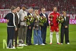 28.08.2026, Fussball Bundesliga 2026/2027, 1.Spieltag, FC Bayern München - VfB Stuttgart, in der Allianz-Arena München,   Gulia Gwinn, Trainer Vincent Kompany (FC Bayern München) und Harry Kane (FC Bayern München) werden ausgezeichnet


