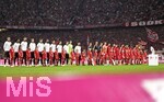28.08.2026, Fussball Bundesliga 2026/2027, 1.Spieltag, FC Bayern München - VfB Stuttgart, in der Allianz-Arena München,   
Beide Mannschaften stehen in einer Reihe

