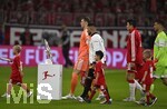 28.08.2026, Fussball Bundesliga 2026/2027, 1.Spieltag, FC Bayern München - VfB Stuttgart, in der Allianz-Arena München,   v.l. Torwart Manuel Neuer (FC Bayern München), Deniz Undav (Stuttgart), Min-jae Kim (Bayern München, Minjae Kim) und Torwart Fabian Bredlow (Stuttgart) 


