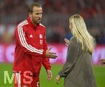 28.08.2026, Fussball Bundesliga 2026/2027, 1.Spieltag, FC Bayern München - VfB Stuttgart, in der Allianz-Arena München,   Harry Kane (FC Bayern München) gratuliert Gulia Gwinn (FC Bayern München).


