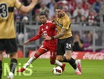 28.08.2026, Fussball Bundesliga 2026/2027, 1.Spieltag, FC Bayern München - VfB Stuttgart, in der Allianz-Arena München,   v.l. Michael Olise (FC Bayern München) gegen Jeff Chabot (Stuttgart) 


