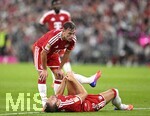 28.08.2026, Fussball Bundesliga 2026/2027, 1.Spieltag, FC Bayern München - VfB Stuttgart, in der Allianz-Arena München,   Harry Kane (FC Bayern München) am Boden, Joshua Kimmich (FC Bayern München) kümmert sich


