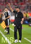 28.08.2026, Fussball Bundesliga 2026/2027, 1.Spieltag, FC Bayern München - VfB Stuttgart, in der Allianz-Arena München,   
Trainer Sebastian Hoeneß (Stuttgart) gestikuliert


