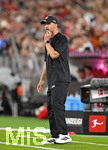 28.08.2026, Fussball Bundesliga 2026/2027, 1.Spieltag, FC Bayern München - VfB Stuttgart, in der Allianz-Arena München,   Trainer Sebastian Hoeneß (Stuttgart) nachdenklich.


