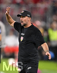 28.08.2026, Fussball Bundesliga 2026/2027, 1.Spieltag, FC Bayern München - VfB Stuttgart, in der Allianz-Arena München,   
Trainer Sebastian Hoeneß (Stuttgart) unzufrieden


