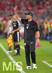 28.08.2026, Fussball Bundesliga 2026/2027, 1.Spieltag, FC Bayern München - VfB Stuttgart, in der Allianz-Arena München,   
Trainer Sebastian Hoeneß (Stuttgart) gestikuliert

