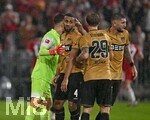 28.08.2026, Fussball Bundesliga 2026/2027, 1.Spieltag, FC Bayern München - VfB Stuttgart, in der Allianz-Arena München,   Torwart Fabian Bredlow (Stuttgart) tröstst Josha Vagnoman (Stuttgart) 


