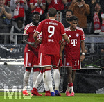 28.08.2026, Fussball Bundesliga 2026/2027, 1.Spieltag, FC Bayern München - VfB Stuttgart, in der Allianz-Arena München,   v.l.  Alphonso Davies (FC Bayern München), Harry Kane (FC Bayern München) und Nathaniel Brown (FC Bayern München) jubeln

