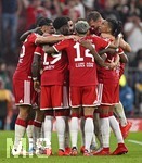 28.08.2026, Fussball Bundesliga 2026/2027, 1.Spieltag, FC Bayern München - VfB Stuttgart, in der Allianz-Arena München,   Torjubel der Bayern v.l. Aleksandar Pavlovic (FC Bayern München), Dayot Upamecano (FC Bayern München), Alphonso Davies (FC Bayern München), Luis Diaz (FC Bayern München), Harry Kane (FC Bayern München), Joshua Kimmich (FC Bayern München) und Michael Olise (FC Bayern München) 



