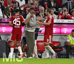 28.08.2026, Fussball Bundesliga 2026/2027, 1.Spieltag, FC Bayern München - VfB Stuttgart, in der Allianz-Arena München,   Harry Kane (FC Bayern München) geht aus dem Spiel . Trainer Vincent Kompany (FC Bayern München) bedankt sich bei ihm


