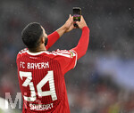 28.08.2026, Fussball Bundesliga 2026/2027, 1.Spieltag, FC Bayern München - VfB Stuttgart, in der Allianz-Arena München,   Ismael Saibari (FC Bayern München) macht ein Selfie


