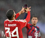 28.08.2026, Fussball Bundesliga 2026/2027, 1.Spieltag, FC Bayern München - VfB Stuttgart, in der Allianz-Arena München,   Ismael Saibari (FC Bayern München) macht ein Selfie


