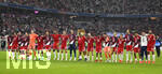 28.08.2026, Fussball Bundesliga 2026/2027, 1.Spieltag, FC Bayern München - VfB Stuttgart, in der Allianz-Arena München,   v.l. Bara Sapoko Ndiaye (Bayern München), Tom Bischof (FC Bayern München), Aleksandar Pavlovic (Bayern München)  , Alphonso Davies (FC Bayern München), Min-jae Kim (Bayern München, Minjae Kim), Torwart Manuel Neuer (FC Bayern München), Dayot Upamecano (FC Bayern München), Hiroki Ito (FC Bayern München), Jonathan Tah (FC Bayern München), Josip Stanisic (Bayern München), Torwart Sven Ulreich (FC Bayern München), Berni, Konrad Laimer (FC Bayern München), Michael Olise (FC Bayern München), Torwart Jonas Urbig (FC Bayern München), Luis Diaz (FC Bayern München), Lennart Karl (FC Bayern München), Harry Kane (FC Bayern München), Nathaniel Brown (FC Bayern München), Arijon Ibrahimovic (Bayern München) und Ismael Saibari (FC Bayern München) liegen sich im Arm


