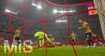 28.08.2026, Fussball Bundesliga 2026/2027, 1.Spieltag, FC Bayern München - VfB Stuttgart, in der Allianz-Arena München, Josha Vagnoman (mitte, am Boden, Stuttgart) muss nach seinem Eigentor zum 1:3 von Torwart Fabian Bredlow (Stuttgart) getröstet werden.


