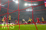 28.08.2026, Fussball Bundesliga 2026/2027, 1.Spieltag, FC Bayern München - VfB Stuttgart, in der Allianz-Arena München, Josha Vagnoman (re, am Boden, Stuttgart) erzielt ein Eigentor zum 1:3 


