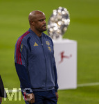 28.08.2026, Fussball Bundesliga 2026/2027, 1.Spieltag, FC Bayern München - VfB Stuttgart, in der Allianz-Arena München, Trainer Vincent Kompany (FC Bayern München) geht an der Meisterschale vorbei, die auf dem Platz aufgestellt ist.